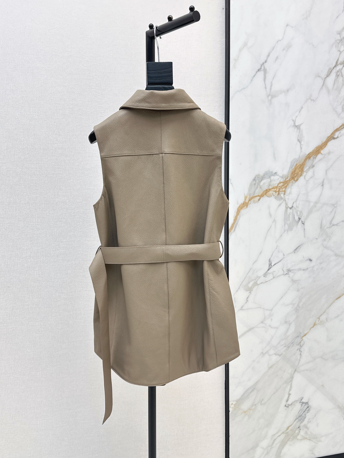 Her 26ss leather vest jacket
