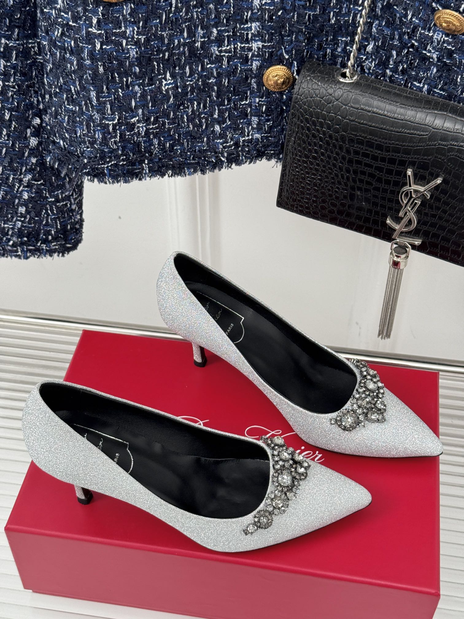 R Vi rhinestone pump