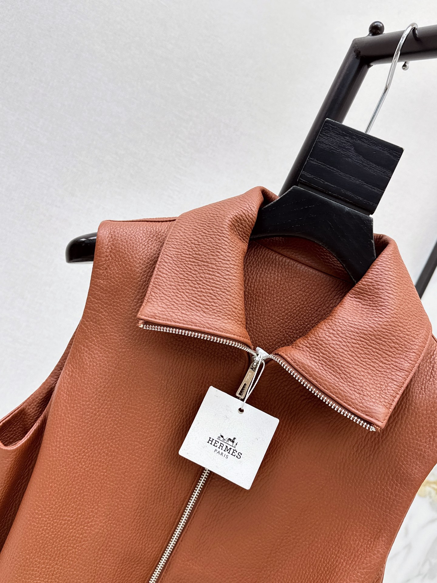 Her 26ss leather vest jacket