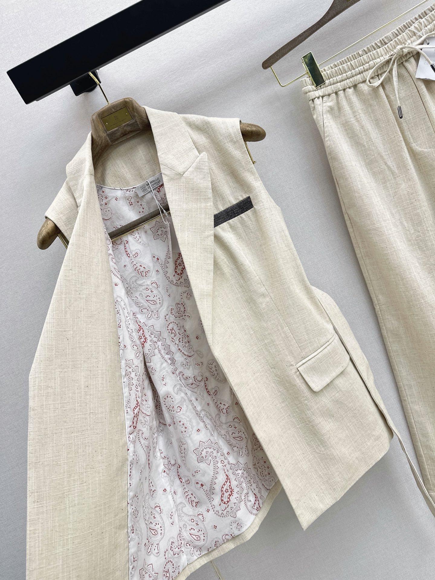 Brun 26ss sleeveless belted shirt