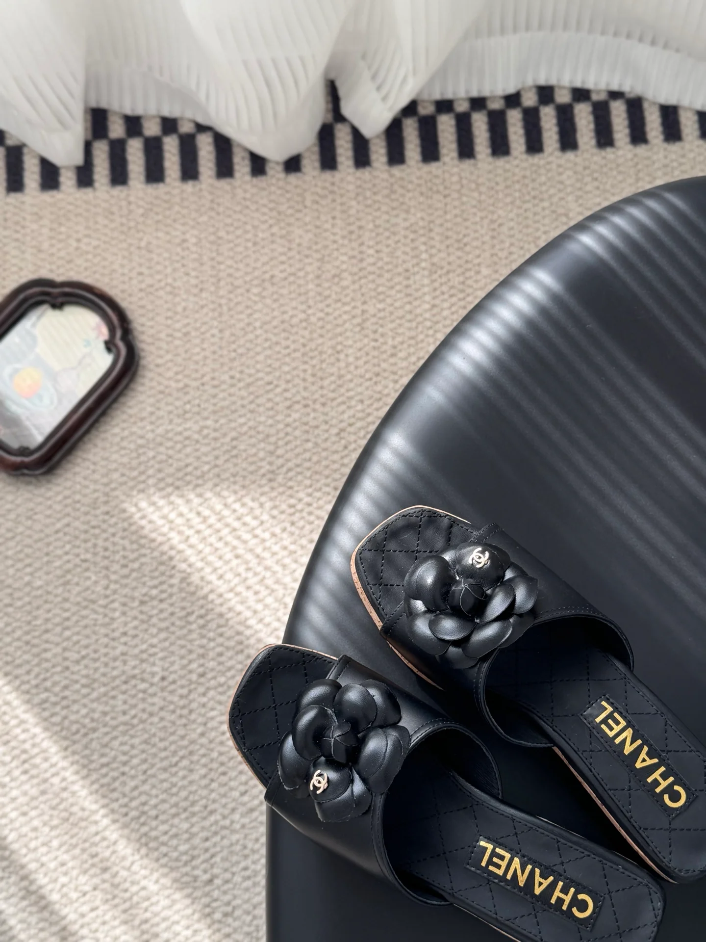 Chan 26ss camellia sides sandals