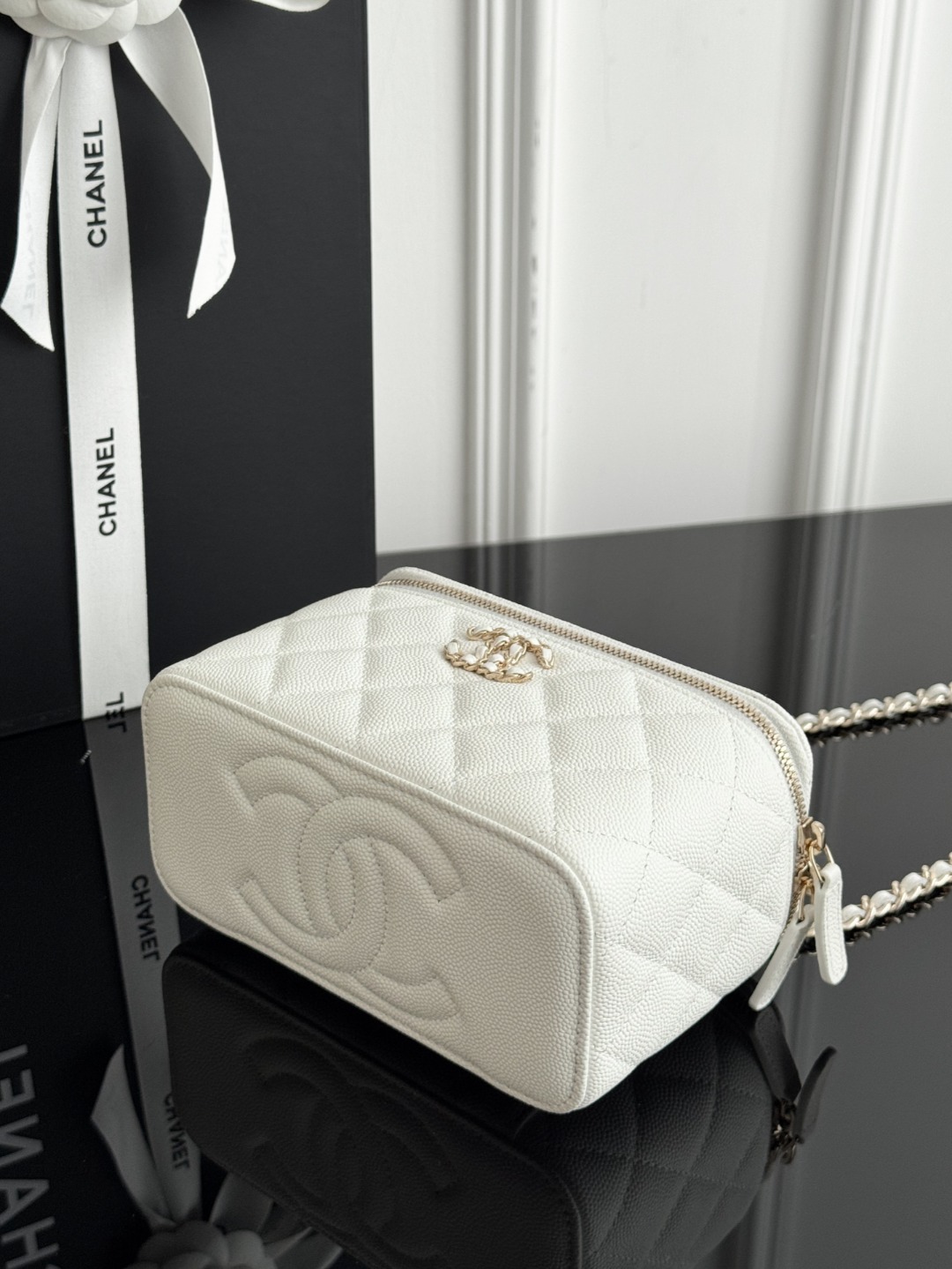Chan 26S clutch bag with chain