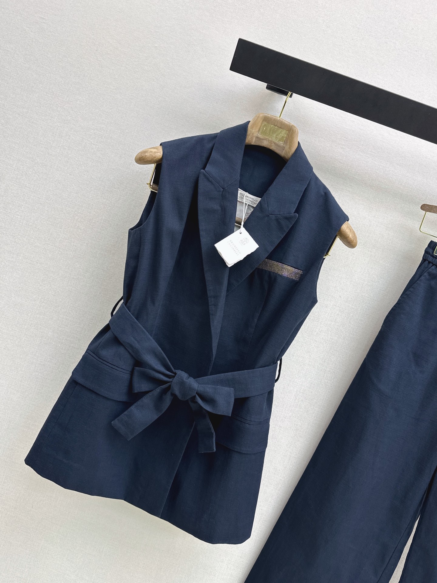 Brun 26ss sleeveless belted shirt