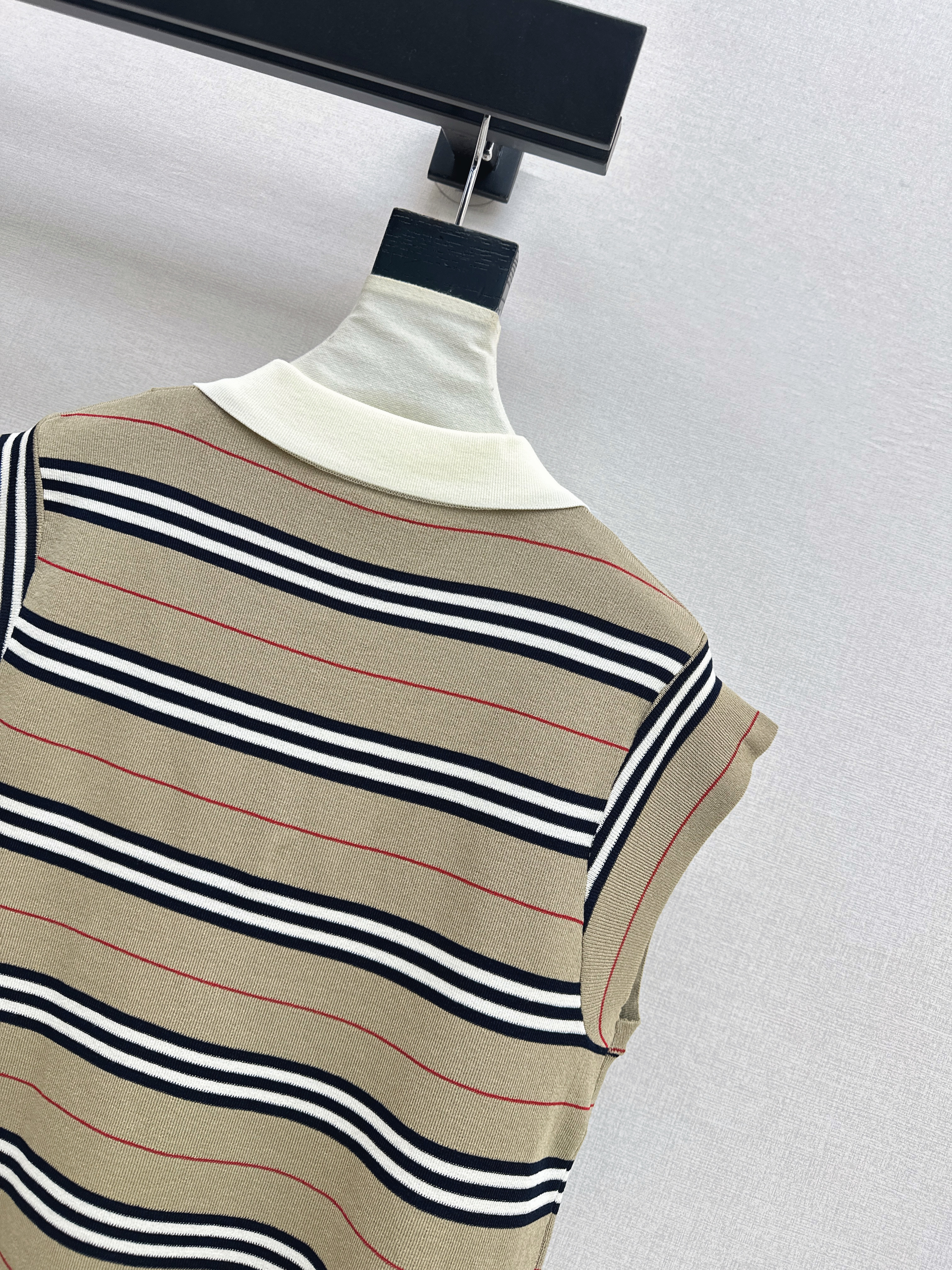 Bur 26SS Striped V-Neck Knit Vest Top