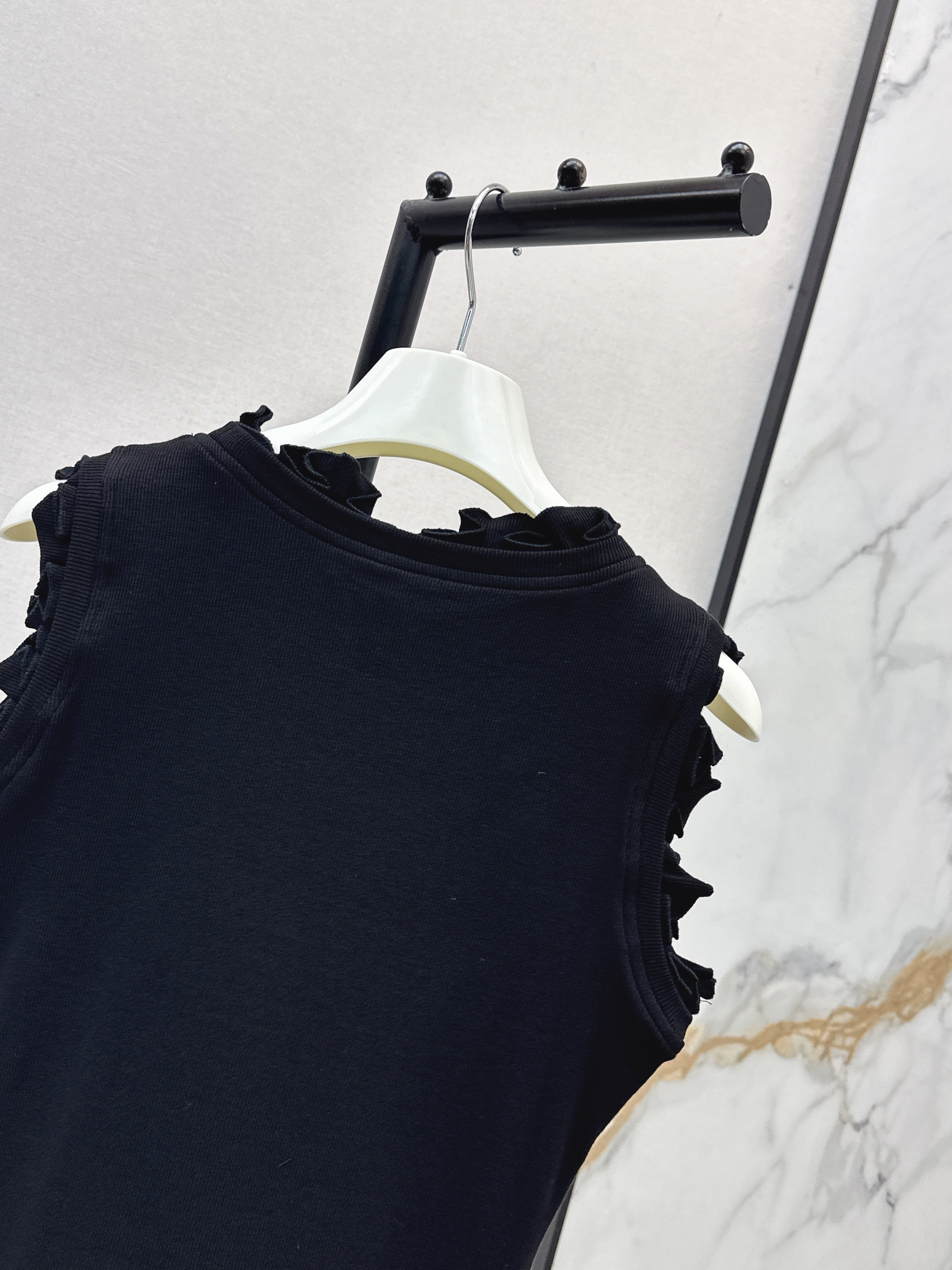 Loe 26ss ruffle vest