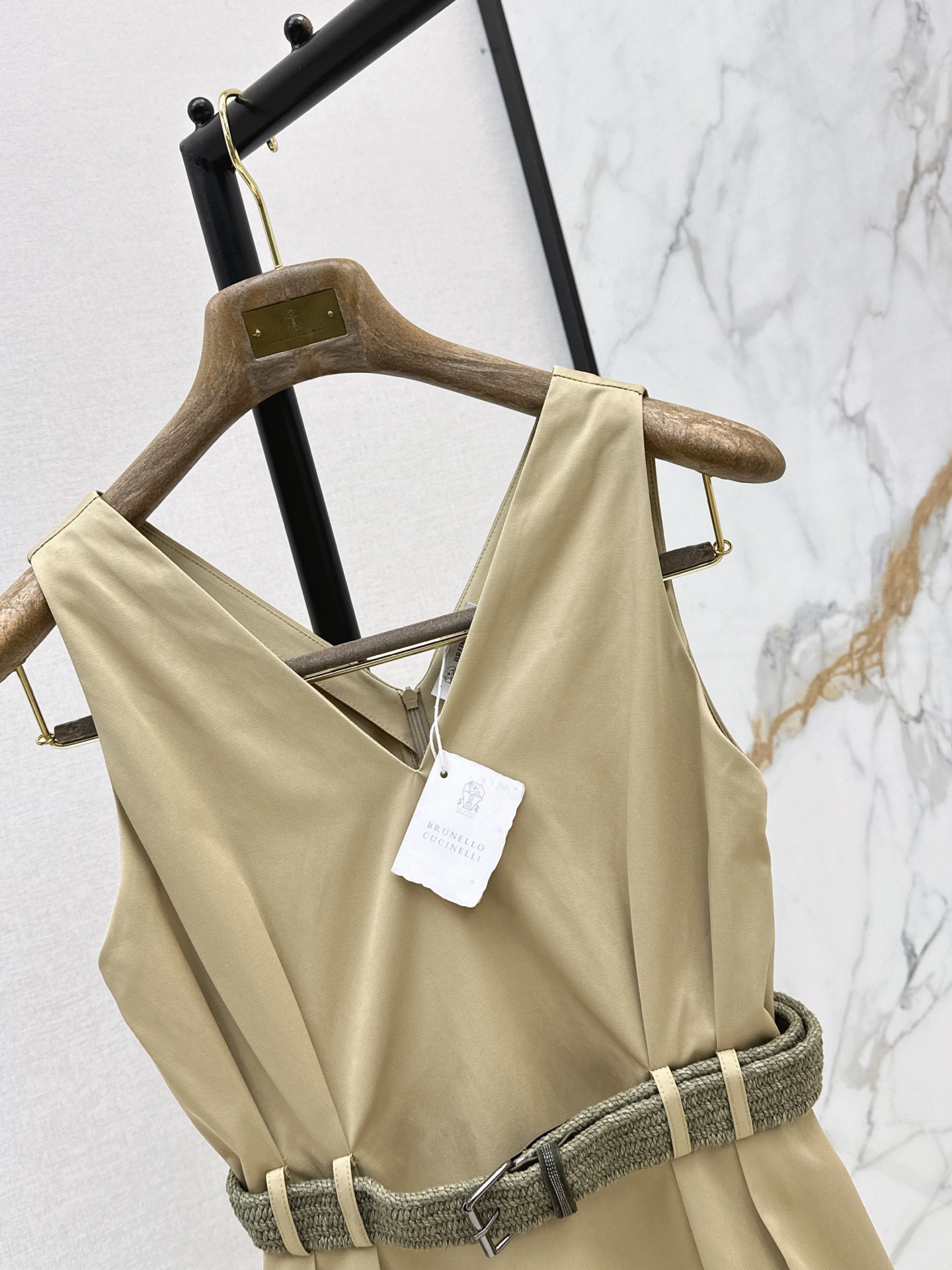 Brun 26ss v-neck sleeveless belted dress