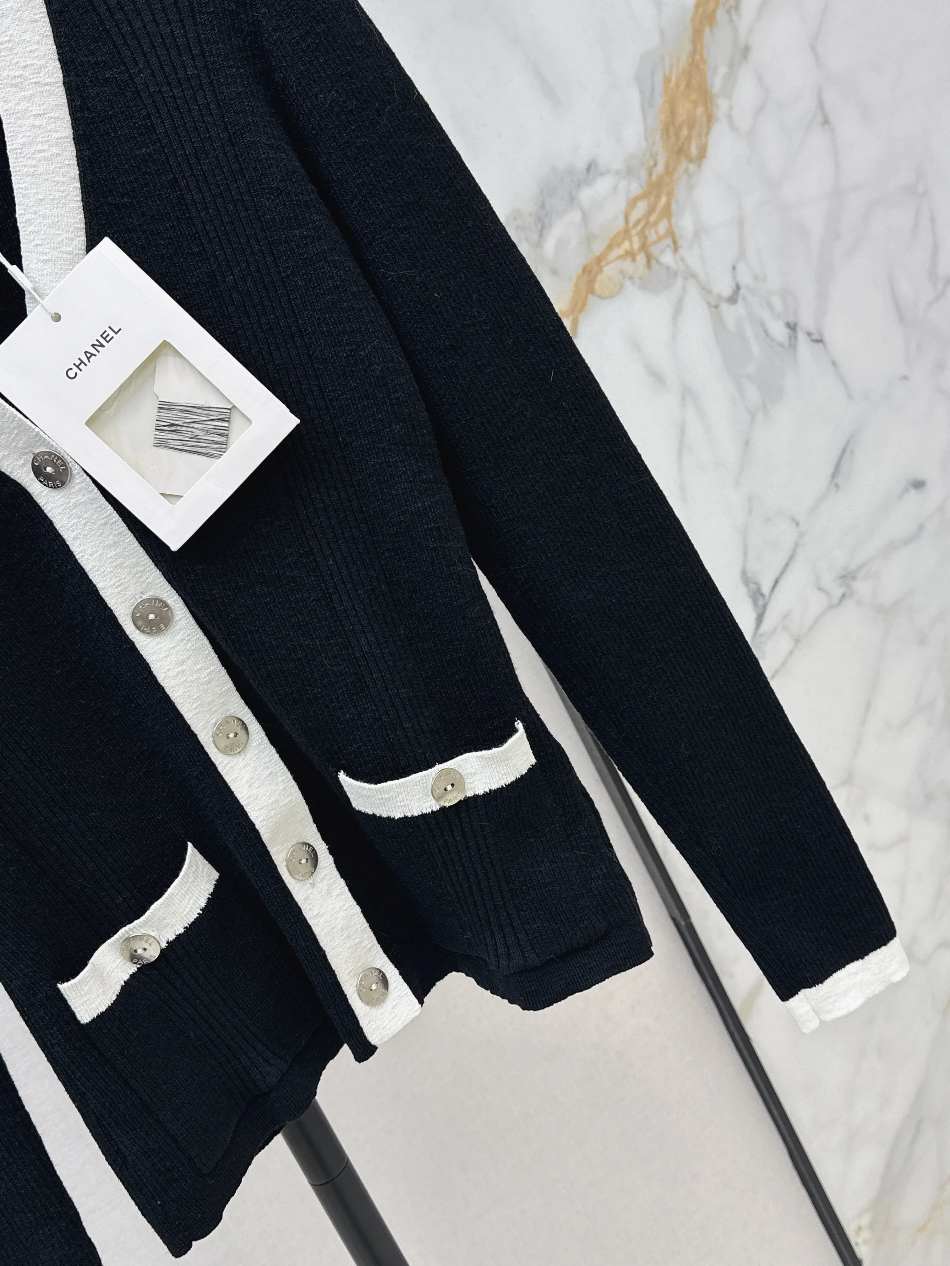 Chan 26ss v-neck cardigan