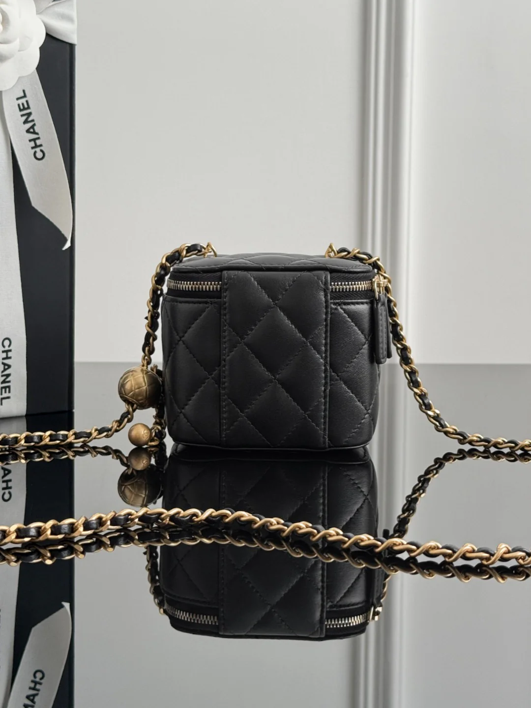 Chan chain shoulder bag with gold ball charm