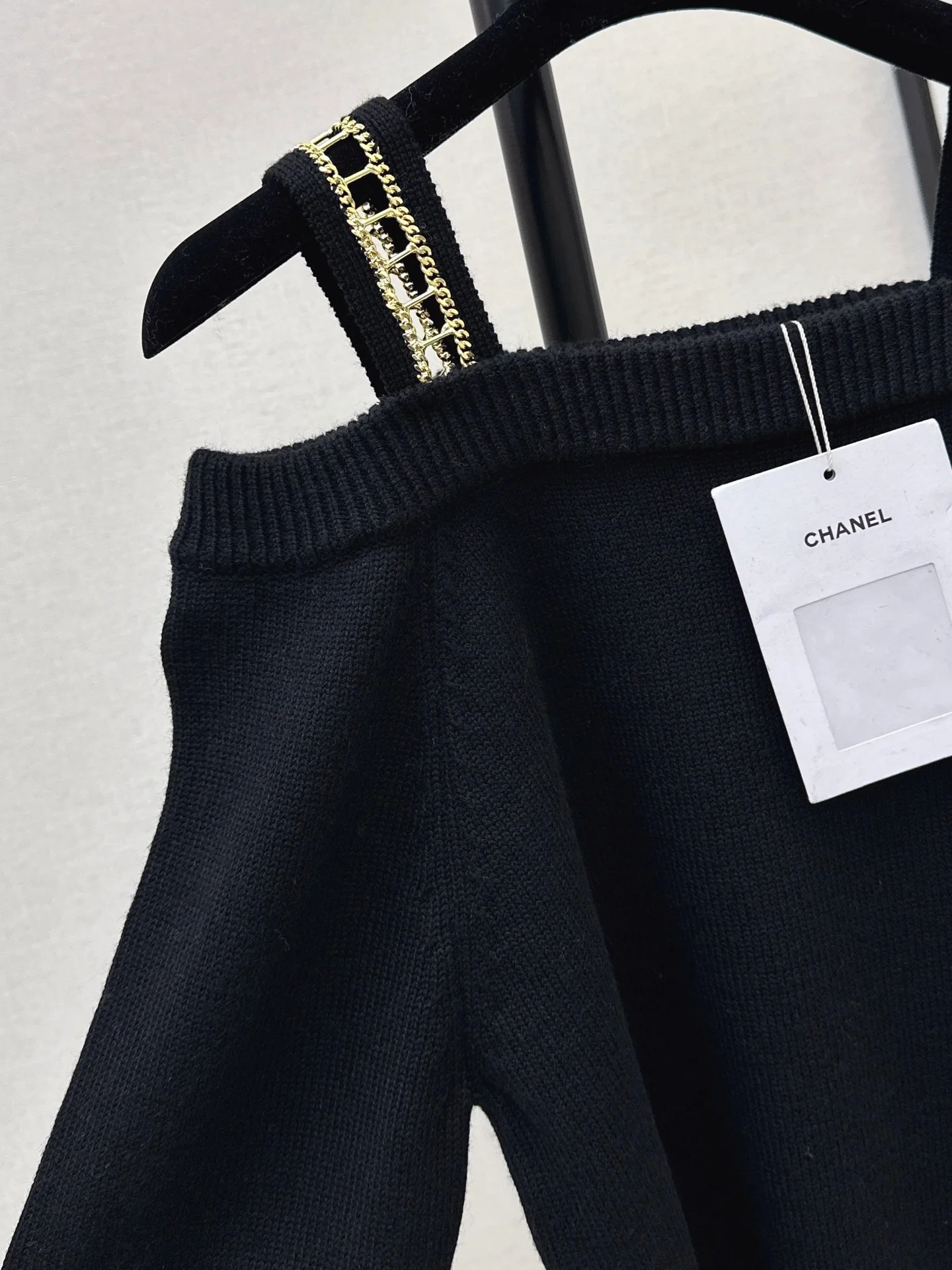 Chan 25fw chain-link off shoulder sweater