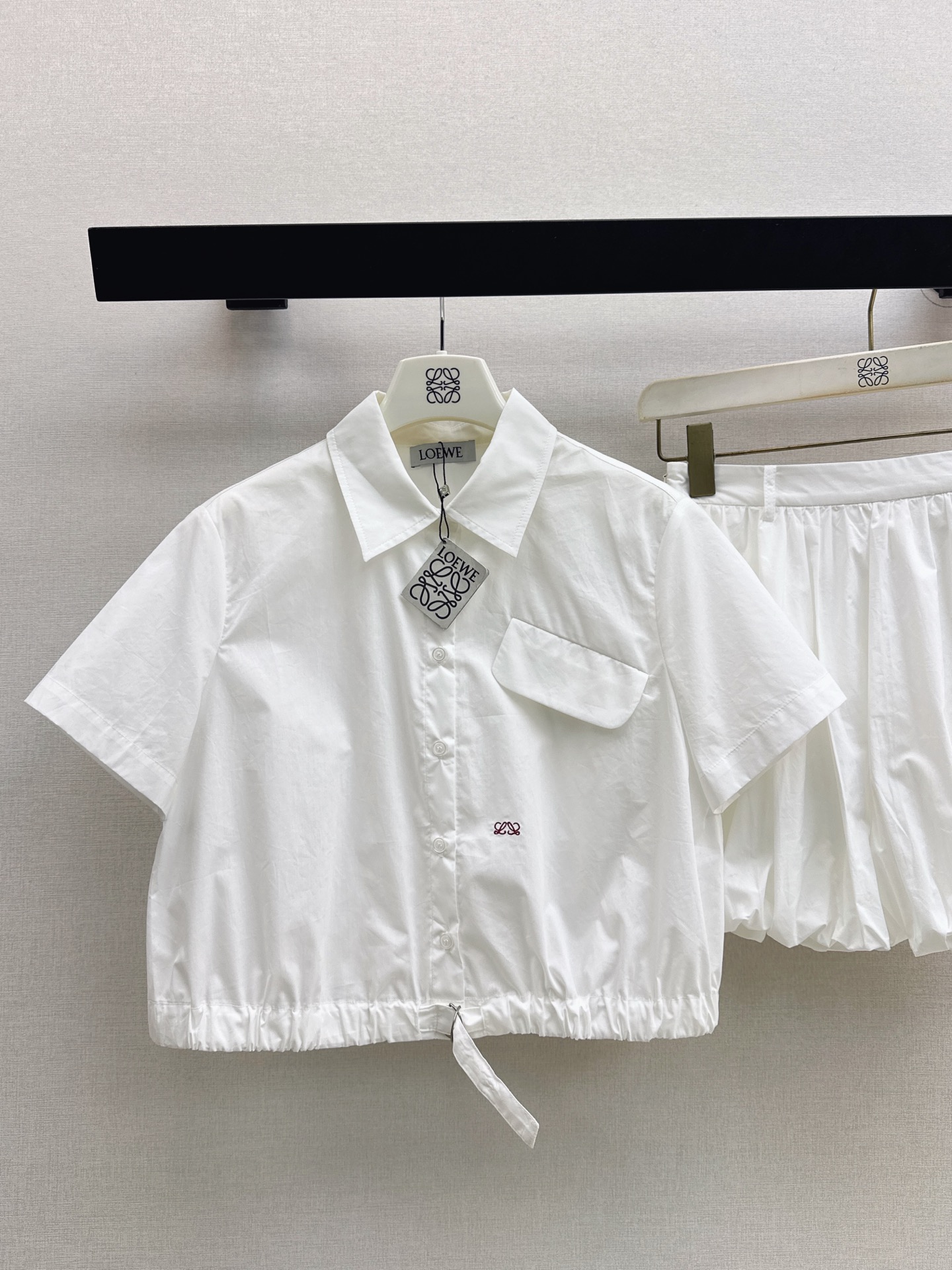 Loe 26ss cropped shirt mini skirt set
