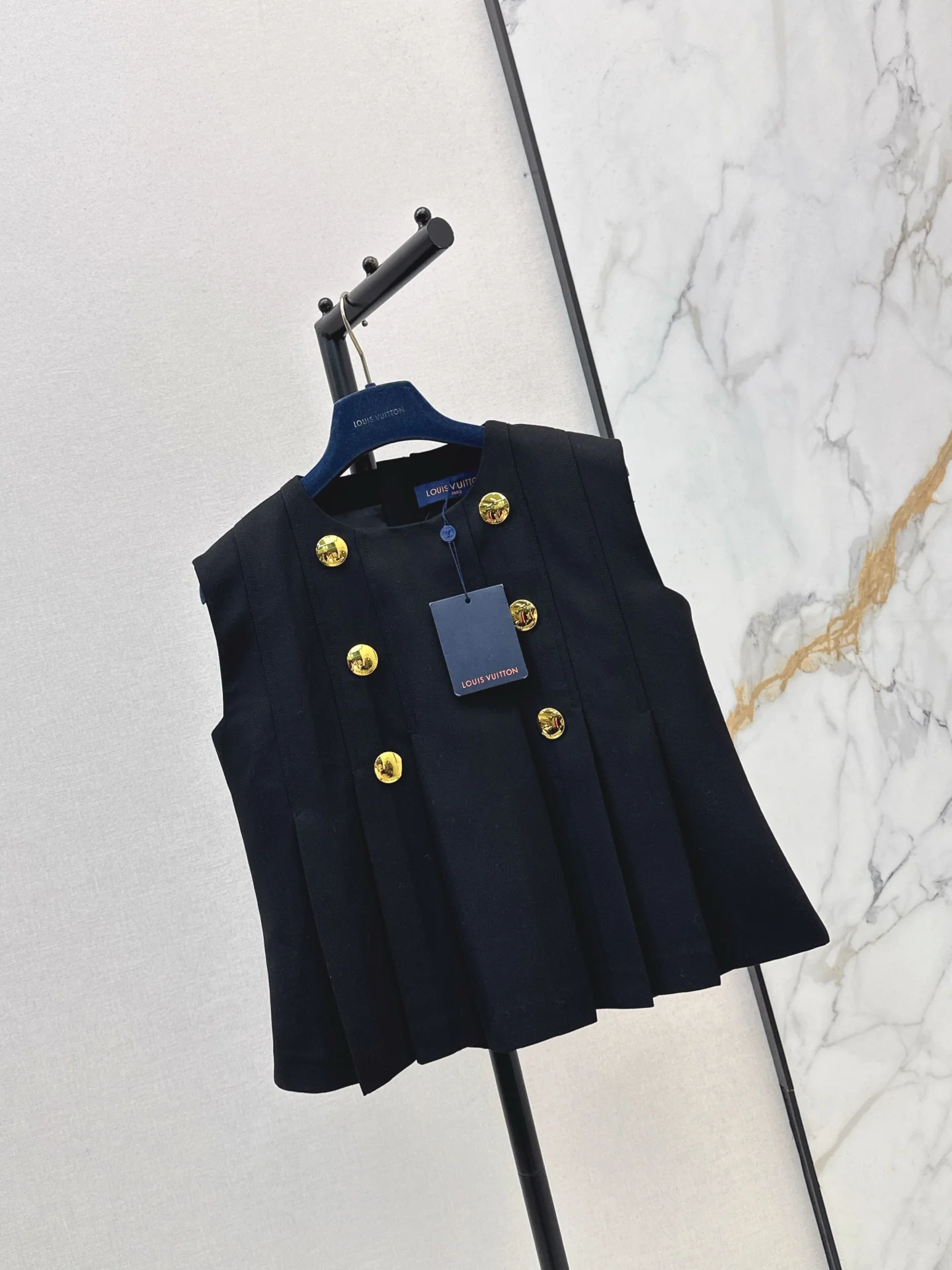 Louis 25fw pleated vest