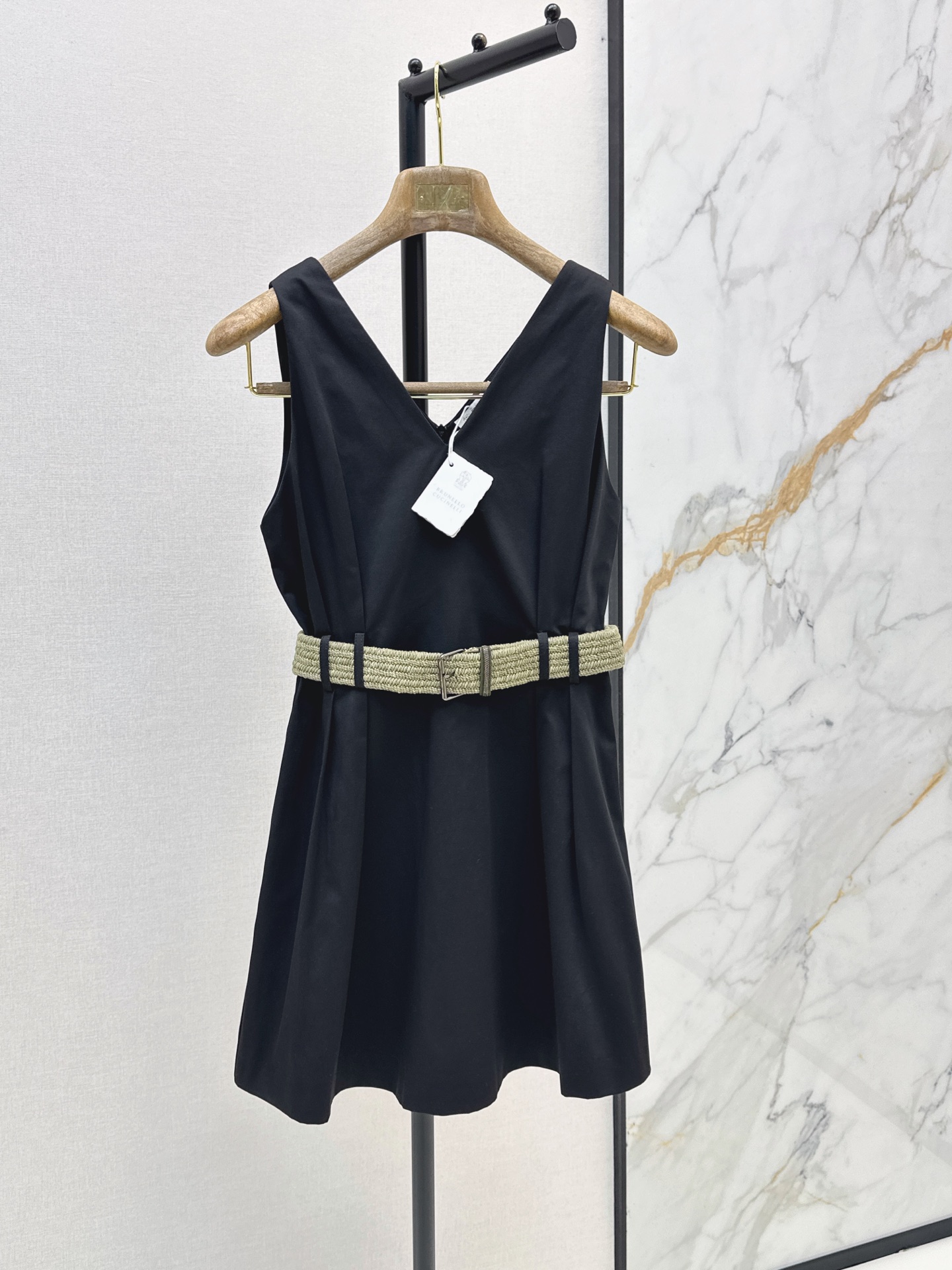 Brun 26ss v-neck sleeveless belted dress