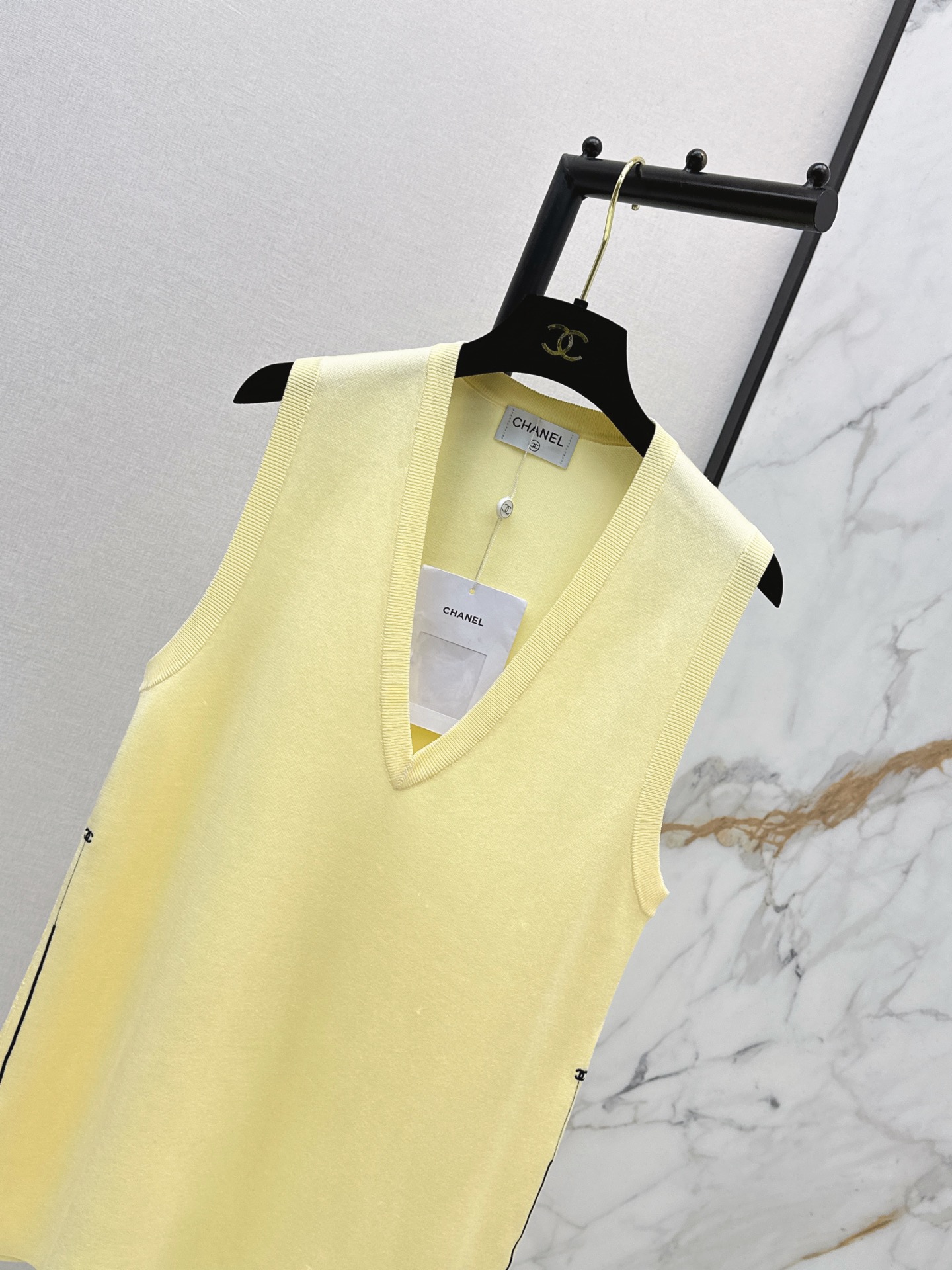 Chan 26ss v-neck sleeveless knitwear