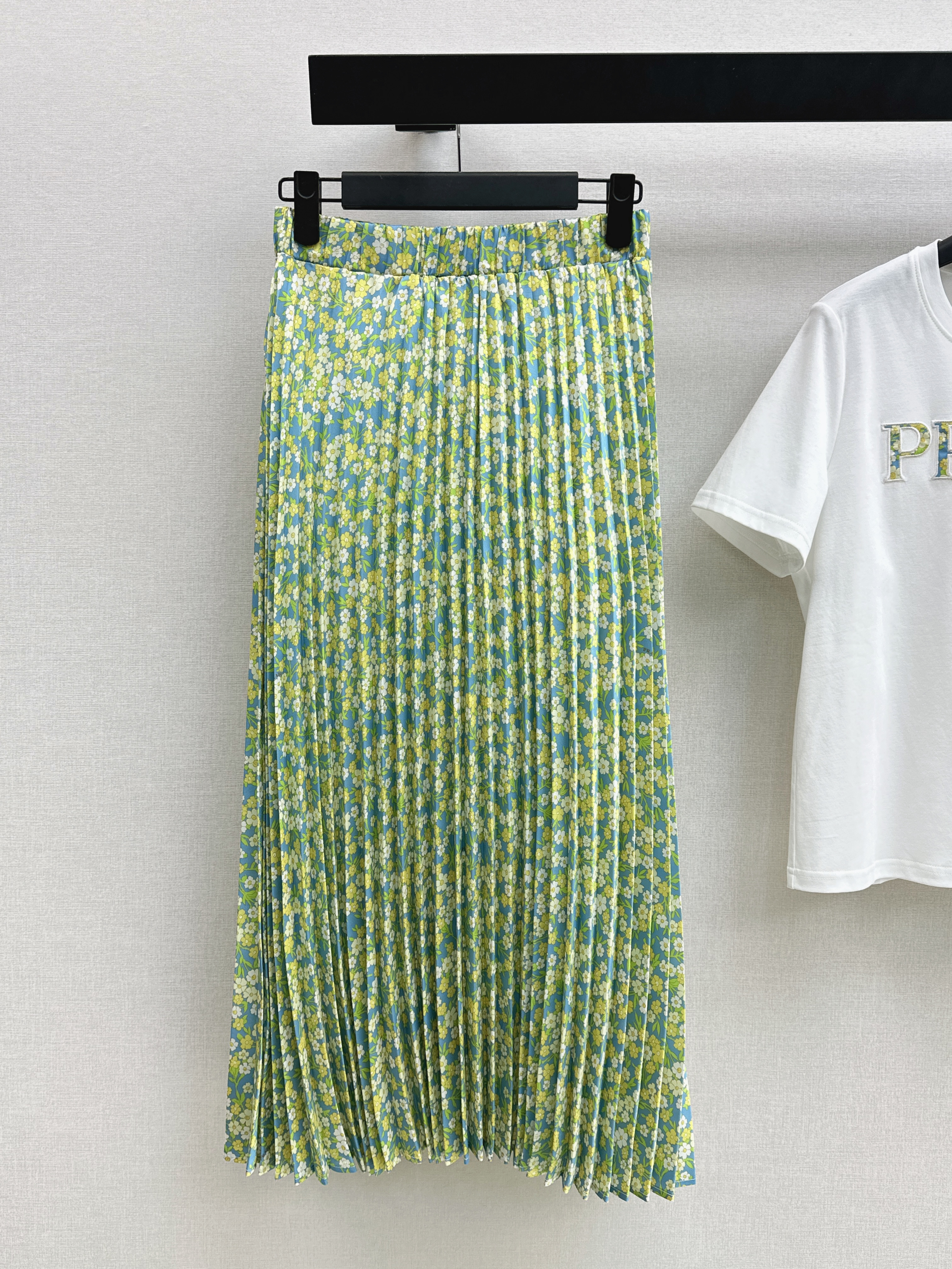 Pra 26ss t-shirt pleated skirt set