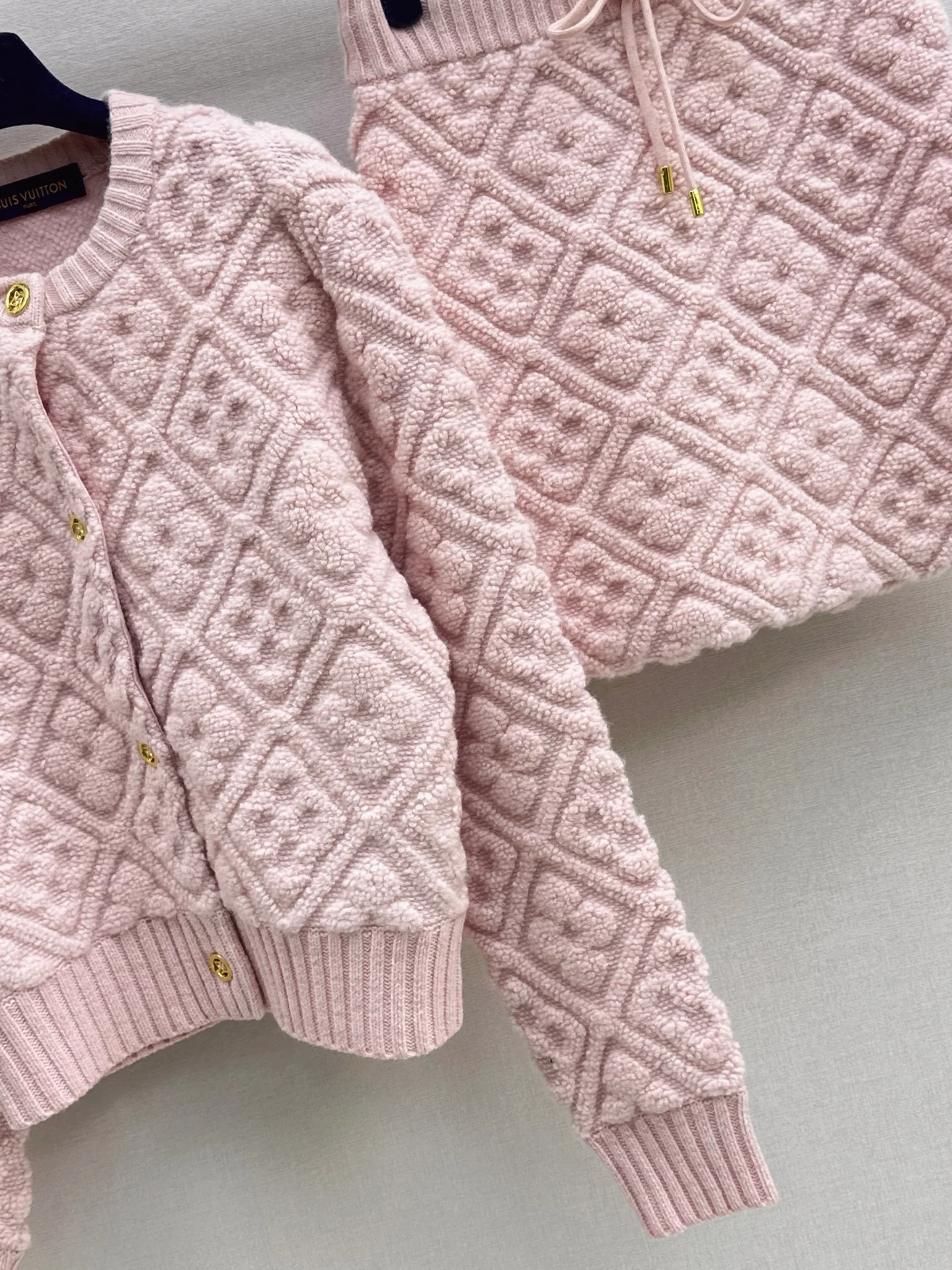 Loui 25fw cardigan skirt set