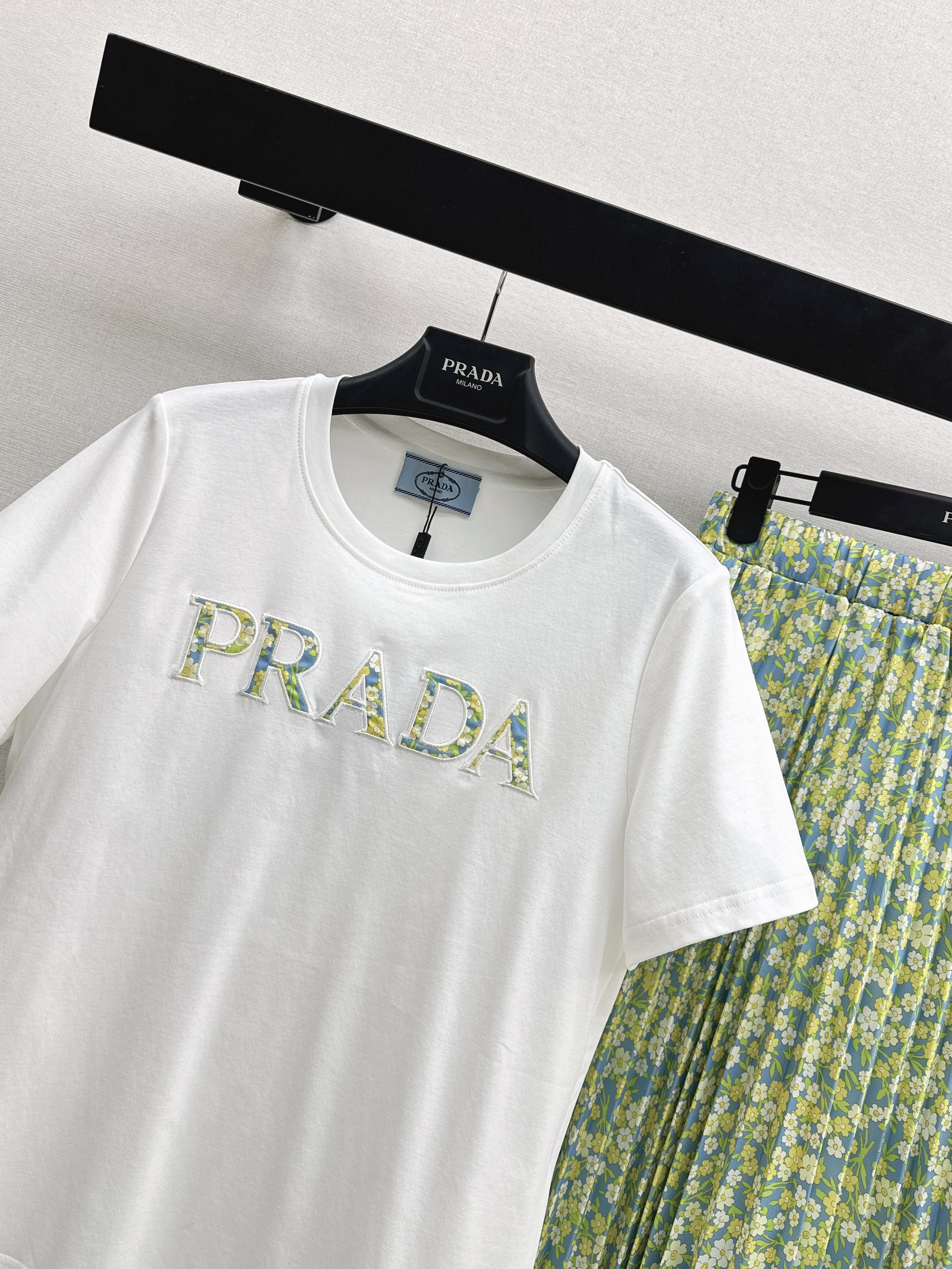 Pra 26ss t-shirt pleated skirt set