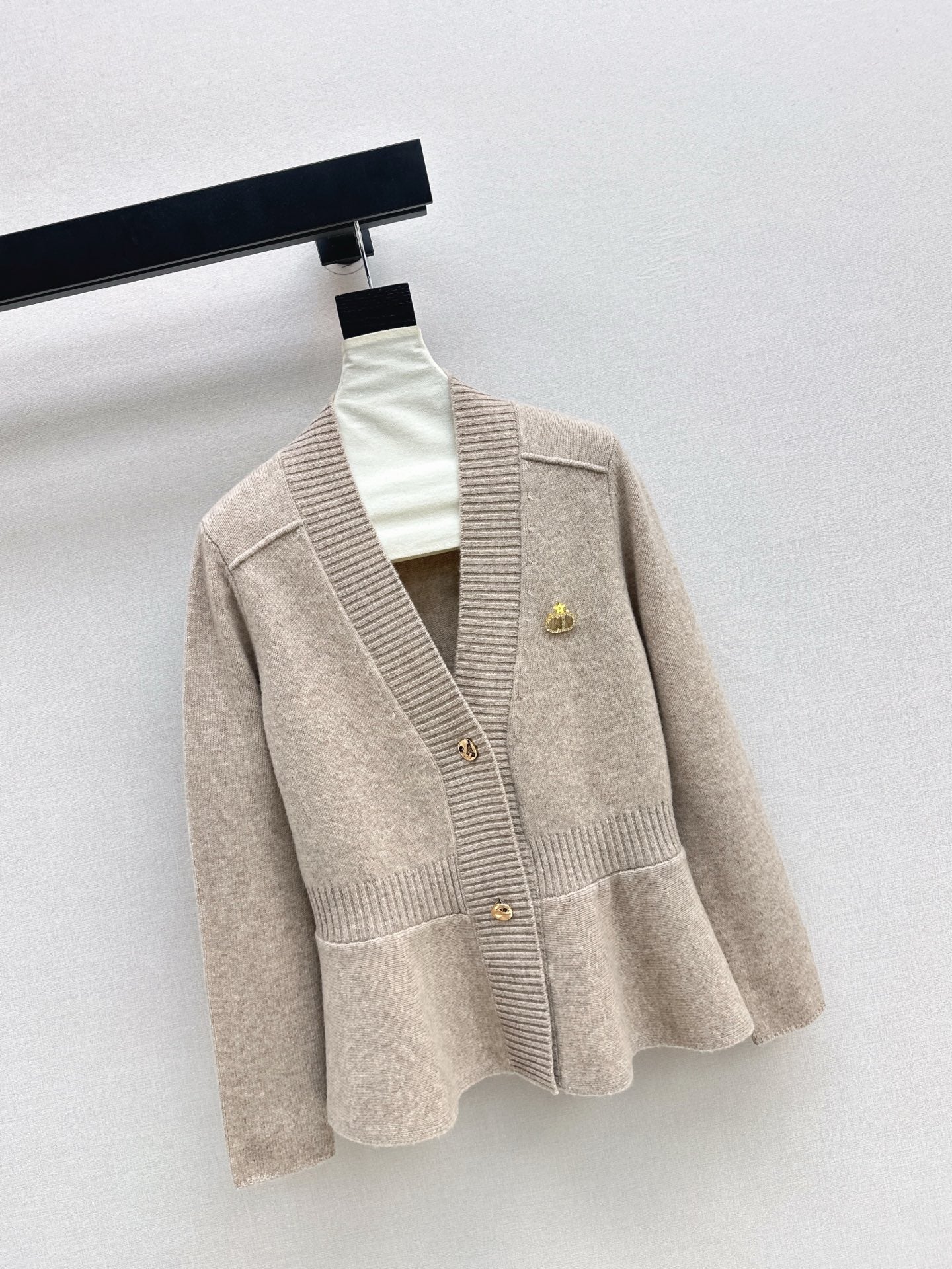 CD 26ss ruffle v-neck sweater