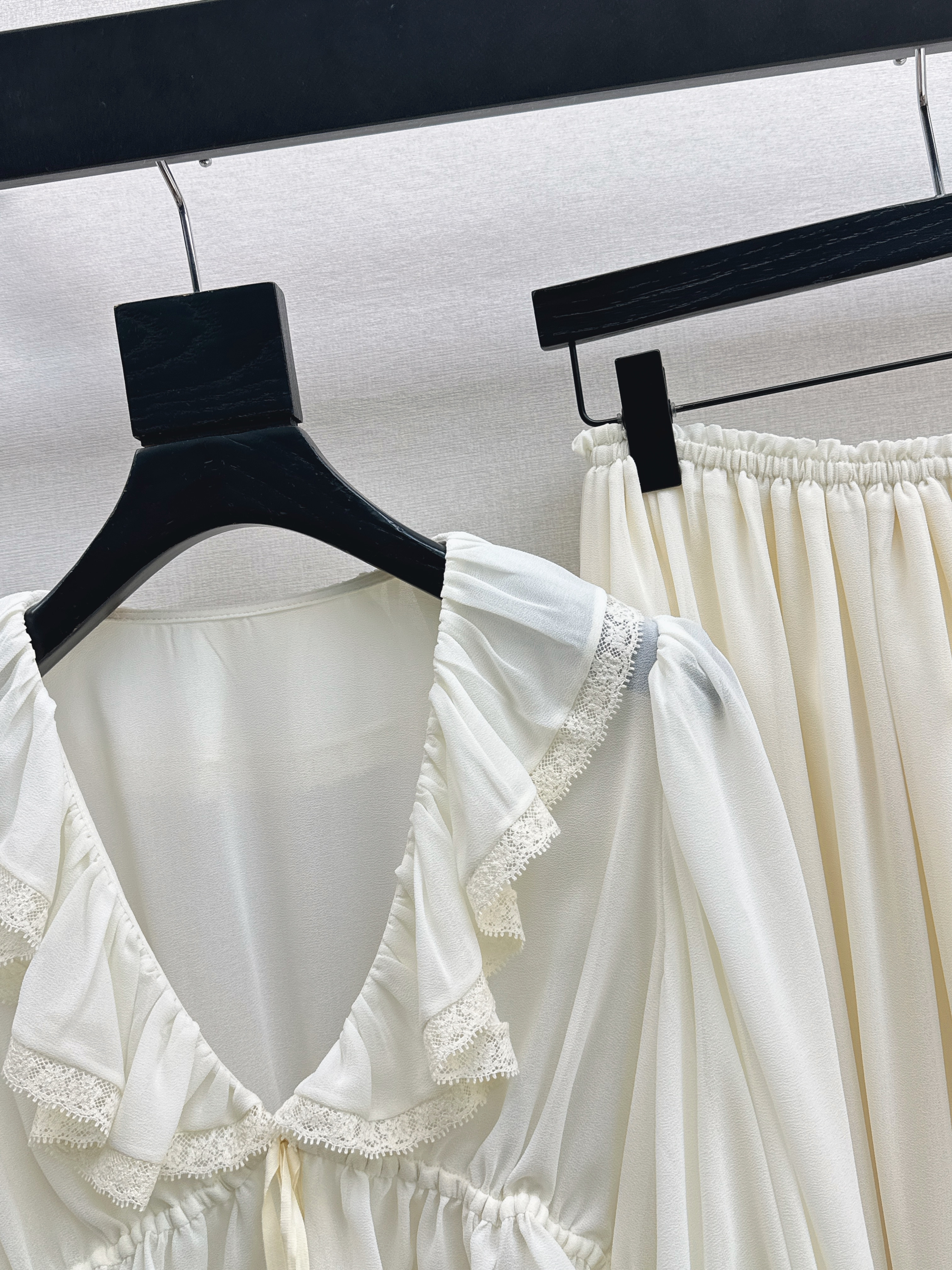 Chol 26ss ruffle top skirt set