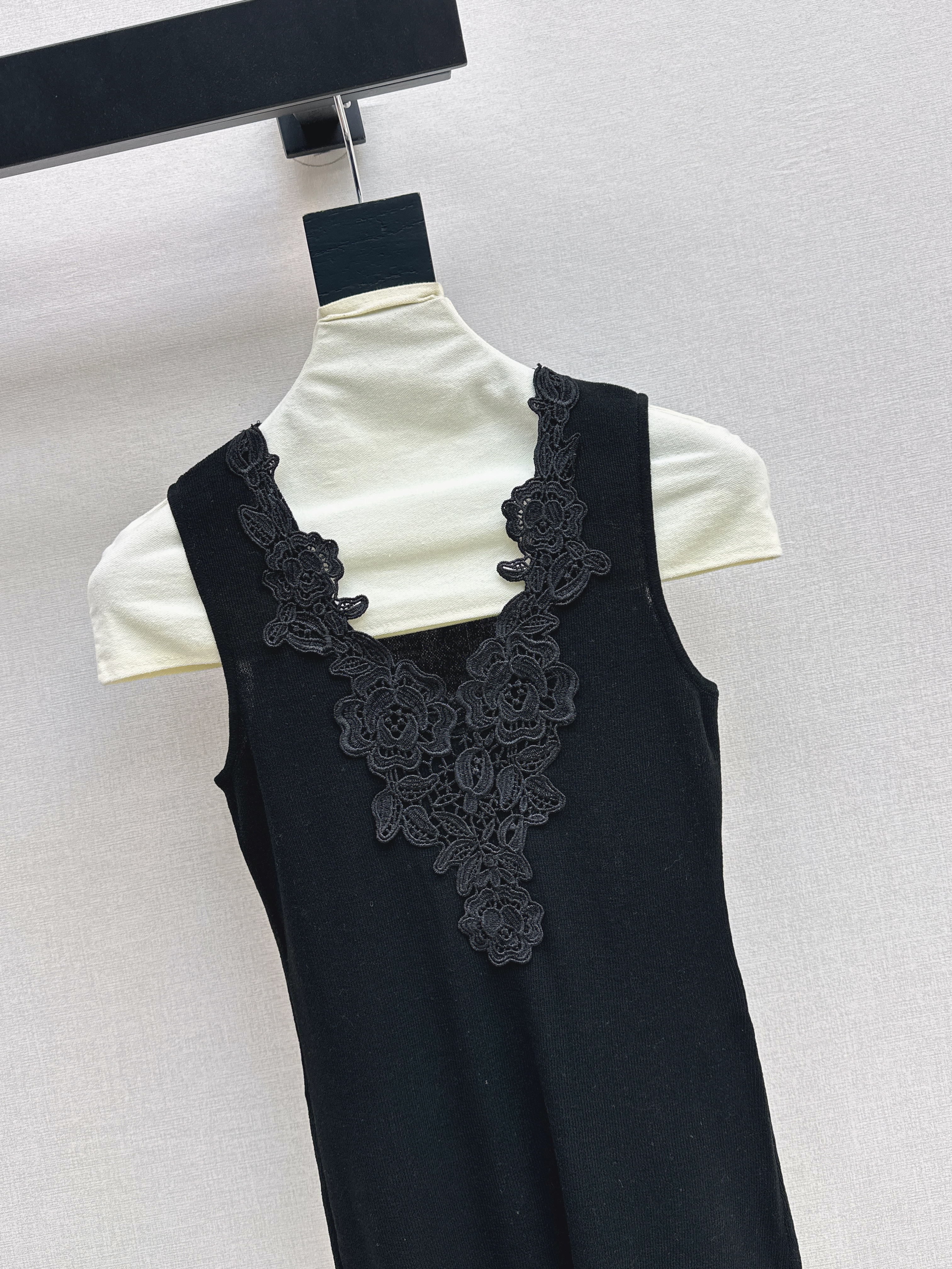 Chol 26ss lace contrac sleeveless vest