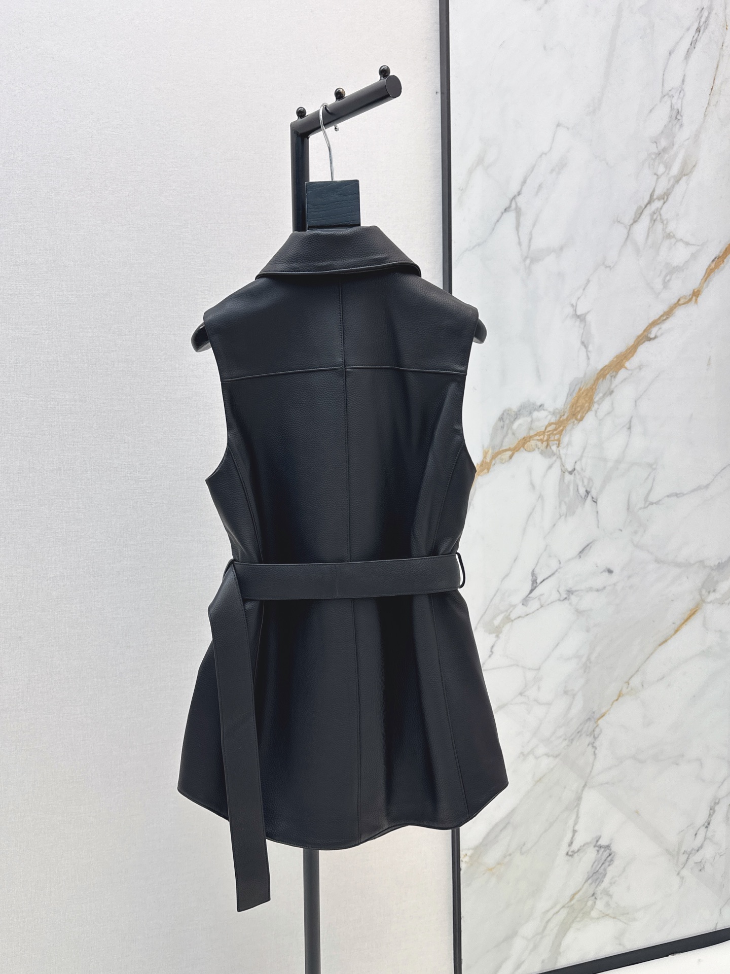 Her 26ss leather vest jacket