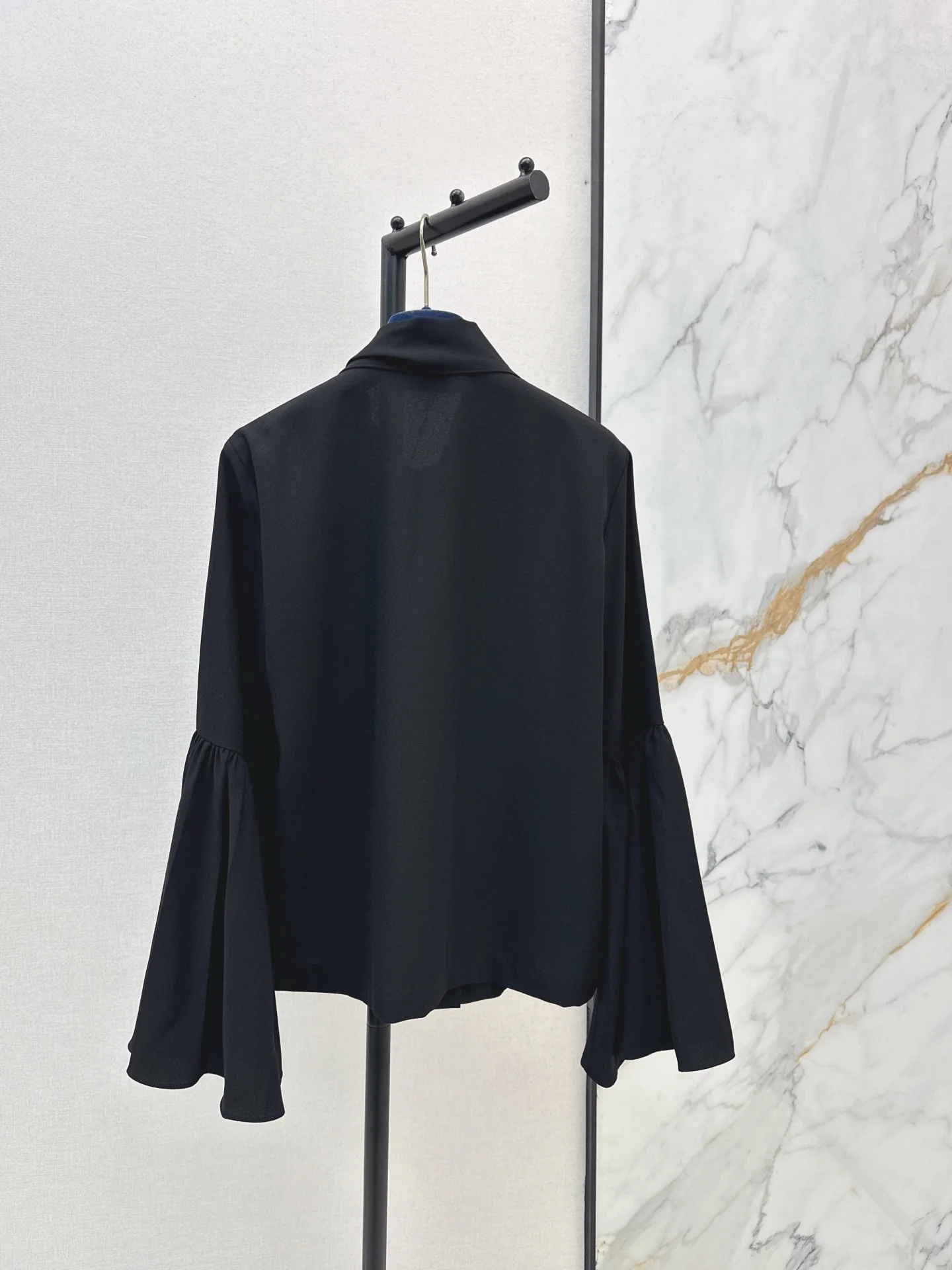 Louis 25fw ribbon flare sleeve shirt