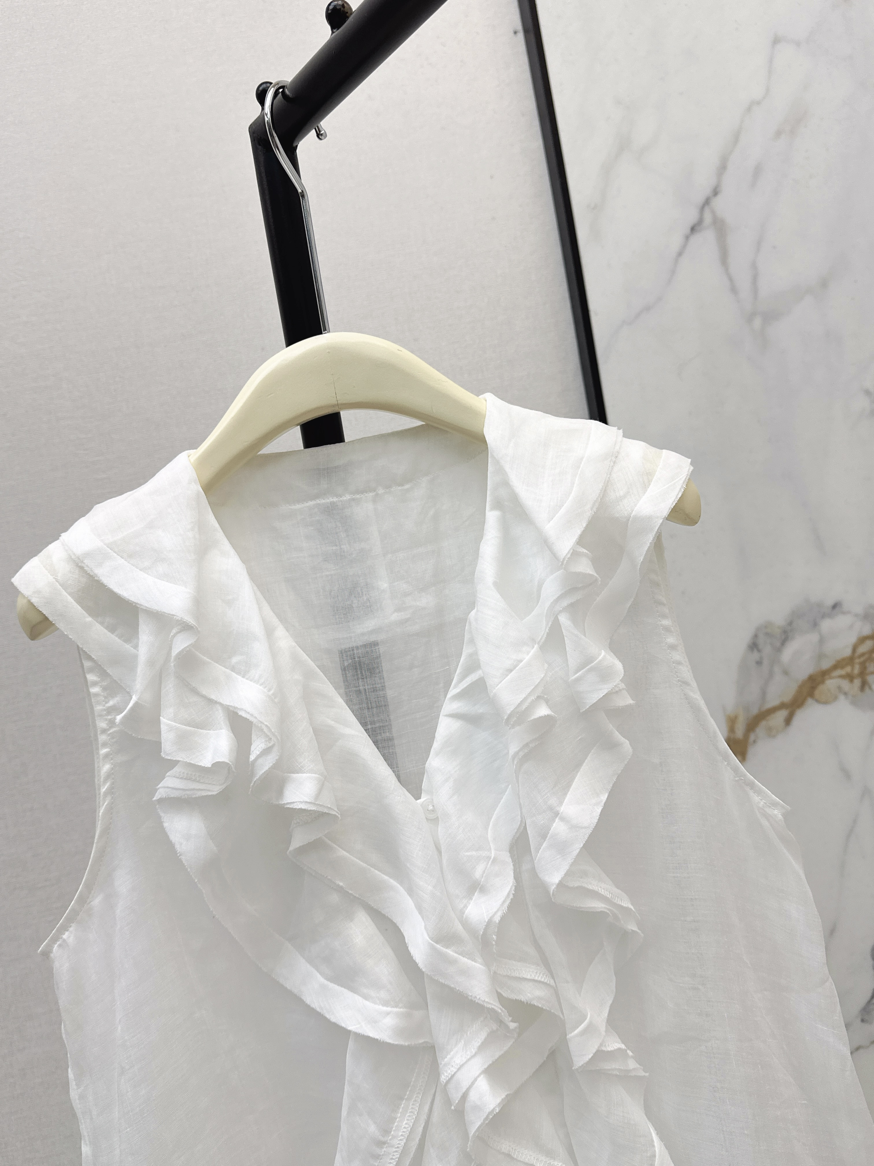 Chol 26ss ruffle sleeveless shirt