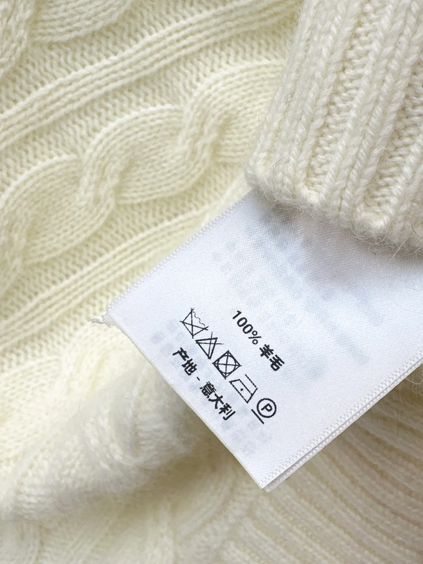 Chan 26ss off shoulder top sweater