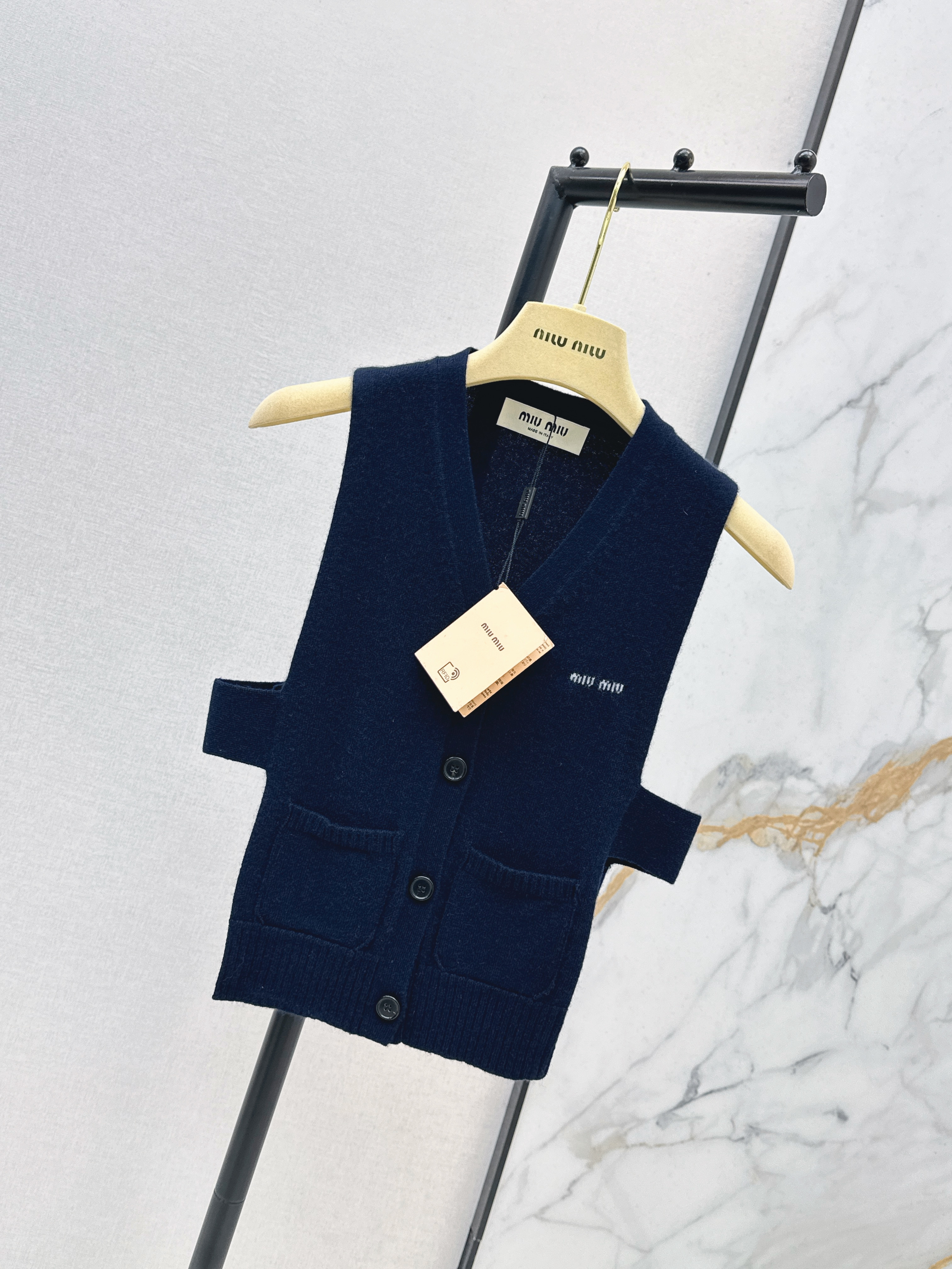 Miu 26ss cashmere vest
