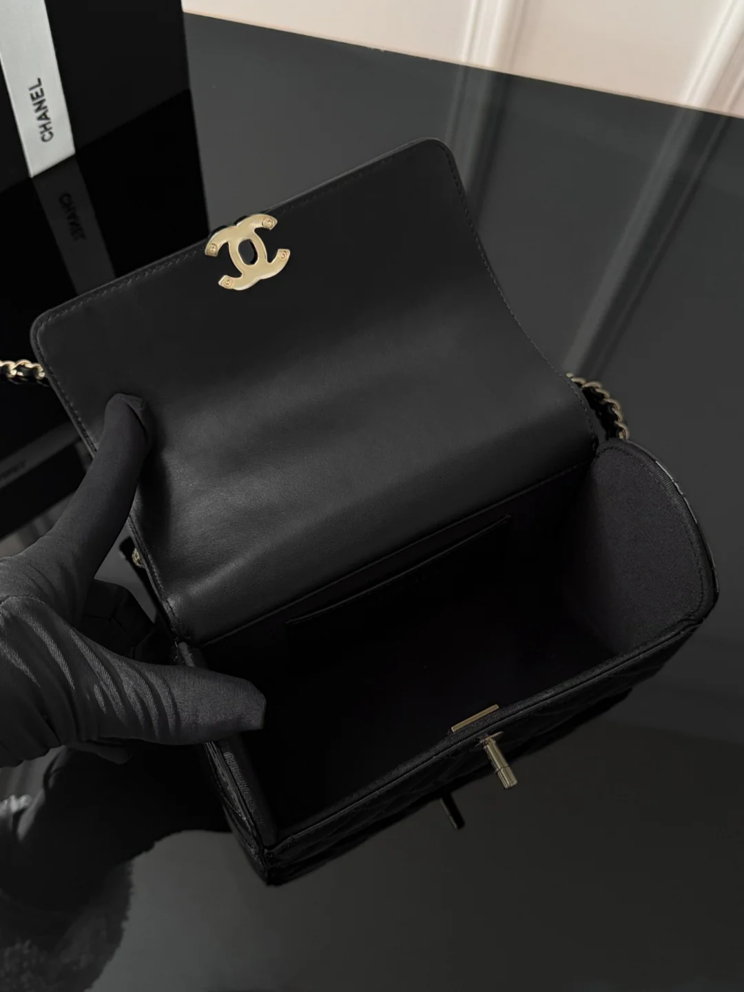 Chan 23K chain shoulder bag