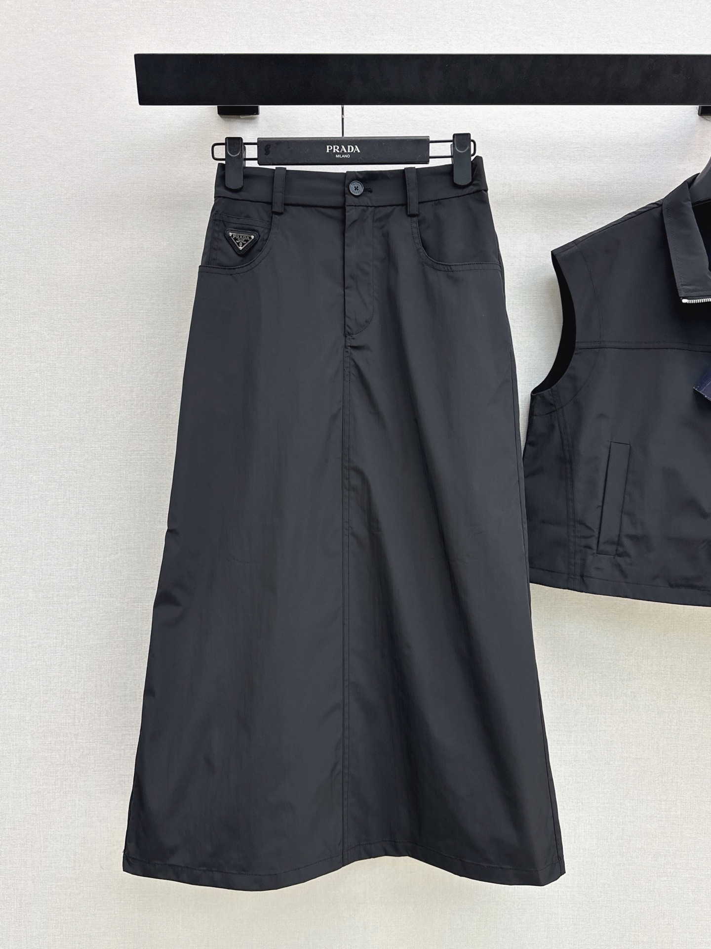 Pra 26ss cropped sleeveless top skirt set