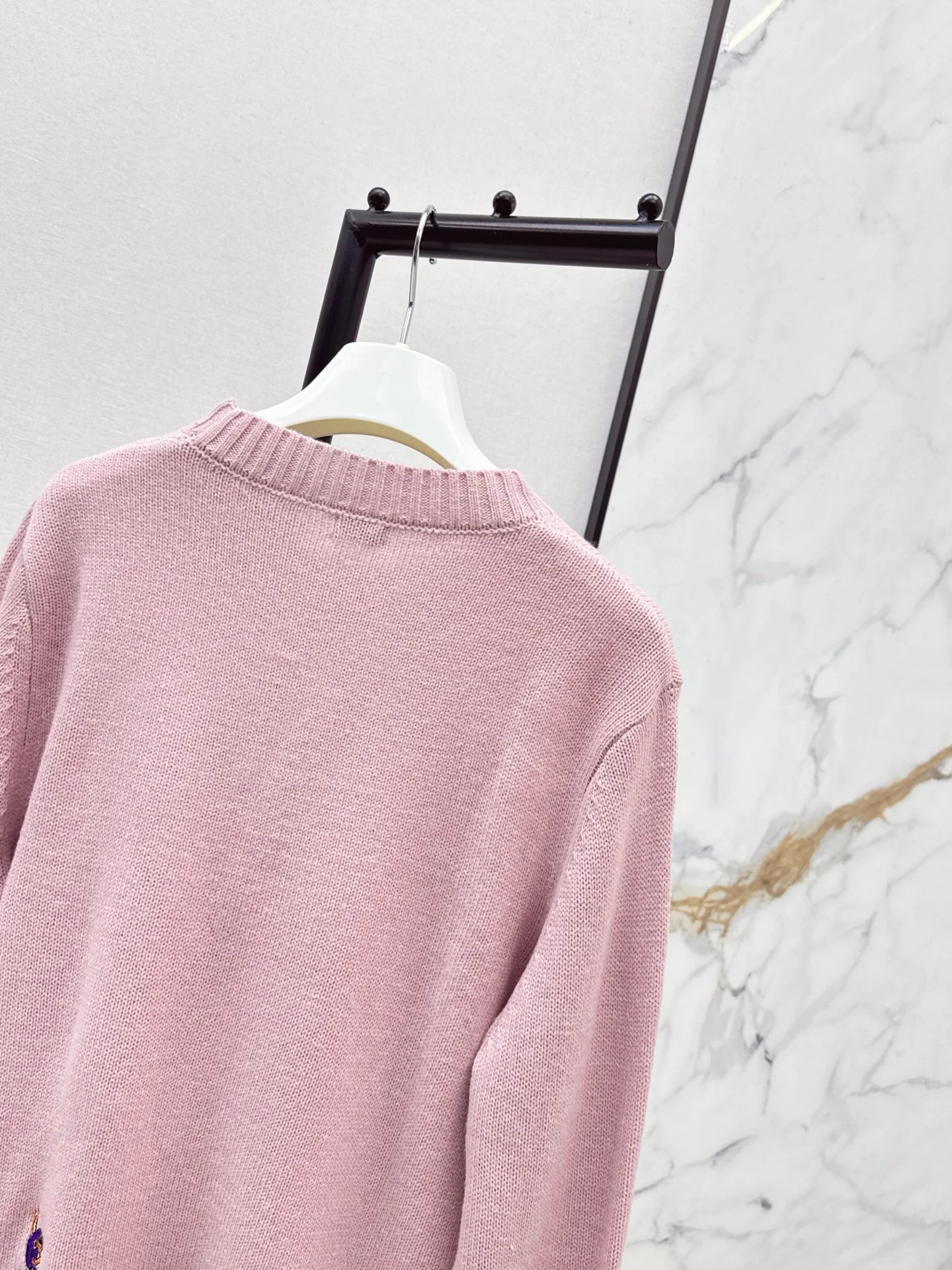 Loe 25fw embroidery sweater